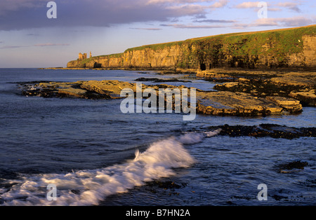 Sinclairs Bay und Sinclair und Girnigoe Burgen prominent auf Noss Head, Caithness, Schottland, Winter. Stockfoto