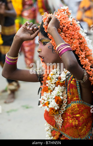 Hindu indischer Junge gekleidet wie Gopi für eine Straße in der Stadt Puttaparthi, Andhra Pradesh, Indien Stockfoto