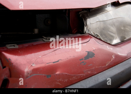 Nahaufnahme von Kollisionsschäden an der Stoßstange und Scheinwerfer. Geringe Schärfentiefe mit Fokus auf die Scheinwerfer. Stockfoto