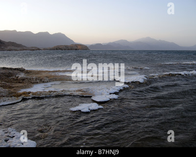 Mit Blick auf Lake Assal, tiefsten Punkt in Afrika und Saltiest Ort auf der Erde anzeigen. Dschibuti. Stockfoto