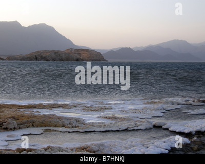 Mit Blick auf Lake Assal, tiefsten Punkt in Afrika und Saltiest Ort auf der Erde anzeigen. Dschibuti. Stockfoto