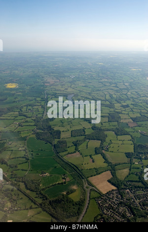 Blick vom Flugzeug über grüne Wiesen und Wälder, England Stockfoto