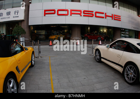 Porsche-Händler Schaufenster mit chinesischen Neujahr dekorative rote Laternen und chinesische Schriftzeichen auf Schild weiß 911 Carrera und Stockfoto