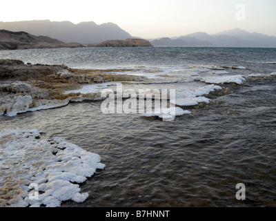 Mit Blick auf Lake Assal, tiefsten Punkt in Afrika und Saltiest Ort auf der Erde anzeigen. Dschibuti. Stockfoto