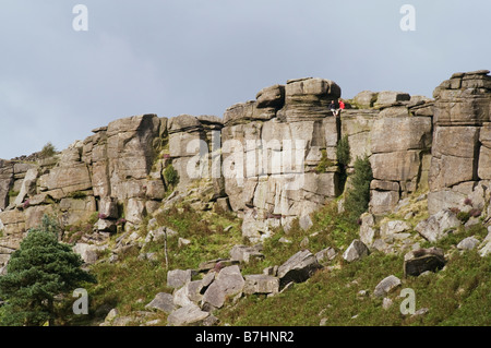 Kletterer am Stanage Edge, Peak District National Park, Derbyshire, Großbritannien Stockfoto