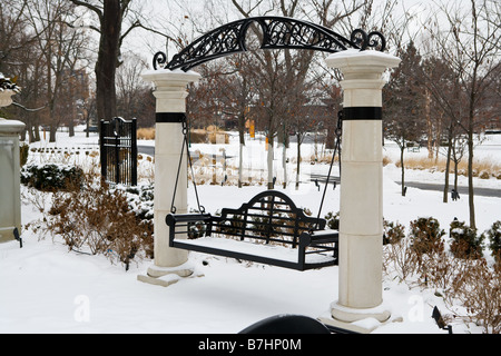 Eine hängende Schaukel im Franklin Park in der Winterzeit. Stockfoto