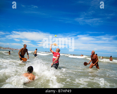 Gruppe von Menschen spielen Paddel ins Wasser Stockfoto