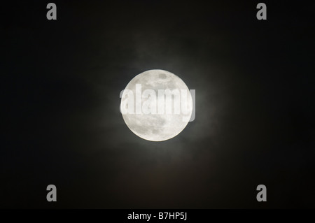 Full Moon rising über Bleaklow Peak District Derbyshire UK Stockfoto