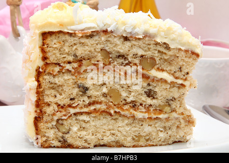 Kokos-Frischkäse Kuchen am gedeckten Tisch Stockfoto