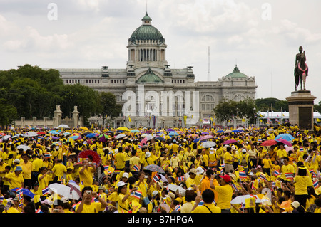 Ananda Samakhom Throne Hall mit Massen von Menschen feiern 60. Jahr der siamesische König auf dem Thron-Jubiläum 2006. Bangkok Stockfoto