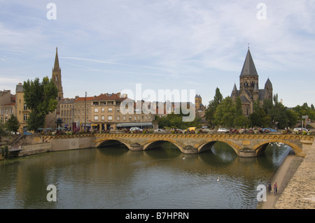 Blick auf den Fluss Mosel mit Moyen Pont, Temple Neuf und Temple De La Garnison, Frankreich, Lothringen, Metz Stockfoto