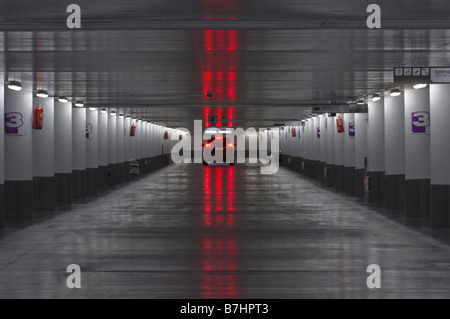 Perspektive in einer Tiefgarage, rote Ampeln eines Autos Stockfoto