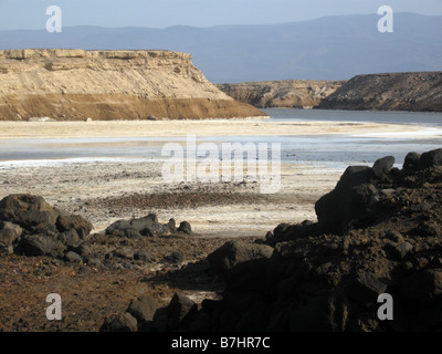 Mit Blick auf Lake Assal, tiefsten Punkt in Afrika und Saltiest Ort auf der Erde anzeigen. Dschibuti. Stockfoto