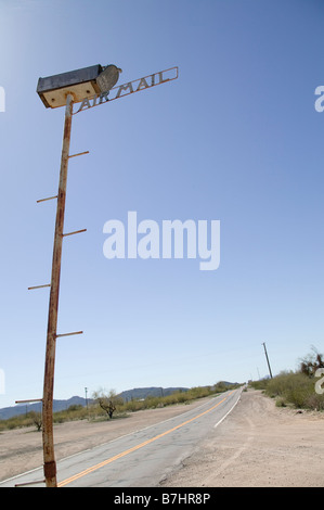 Ein Luftpost-Postfach befindet sich auf einer Straße. Stockfoto