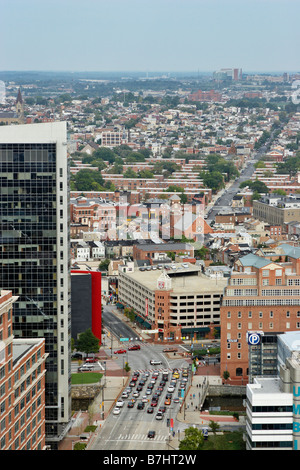 Auf der Suche nach East Pratt Street im Vordergrund vom 27. Stock World Trade Center inneren Hafen Baltimore Maryland Stockfoto