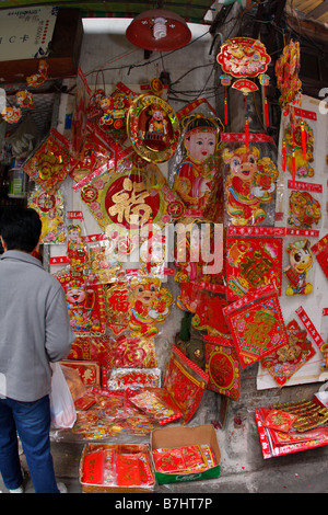 Chinesische decrative Silvester-Produkte zum Verkauf in lokalen Wohn Strassenlokal Stockfoto