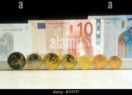 Reihe von Euro-Münzen vor verschiedenen Euro-Geldschein. Stockfoto