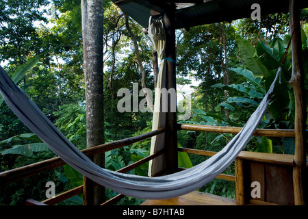 Eine Hängematte in einem freien Raum mit Blick auf Bahia Honda und den Dschungel in eine Eco-Lodge in Bastimentos, Bocas del Toro, Panama Stockfoto