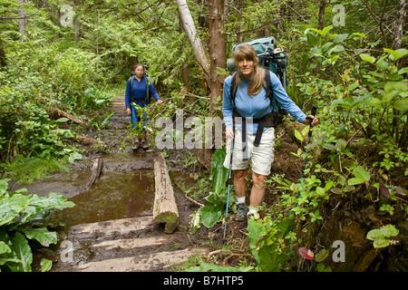 BRITISH COLUMBIA - Wanderer auf einem schlammigen Abschnitt des North Coast Trail im Cape Scott Provincial Park. Stockfoto