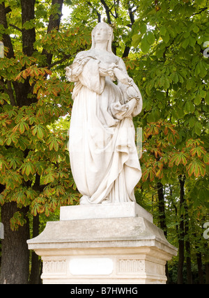 Eine Steinstatue von Louise de Savoie (Savoyen) im Jardin du Luxembourg in Paris Frankreich Europa Stockfoto