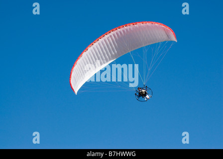 ein angetriebenes Paraglider auf der Flucht vor einem strahlend blauen Himmel Stockfoto