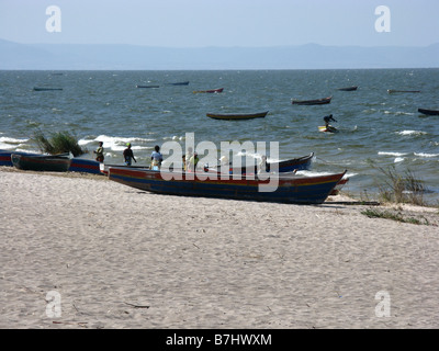 Sandstrand am Nordufer des See Mweru Sambia mit Angelboote/Fischerboote vertäut und erarbeitet am Strand Stockfoto