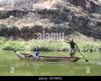 Kongolesischen Fischer im Einbaum auf oberen Luvua-River-Canyon unterhalb Pweto in demokratische Republik Kongo Stockfoto