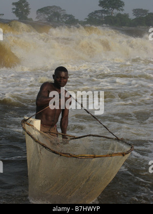 Wagenia Fischer mit Kugel net an Stanley fällt Rutschen Boyoma am Fluss Kongo Demokratische Republik Kongo am Kasangani Stockfoto