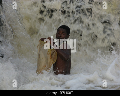 Wagenia Fischer mit einfachen Stoff-Netz kleiner Fische an Stanley fällt Fluss Kongo Demokratische Republik Kongo Scoop Stockfoto