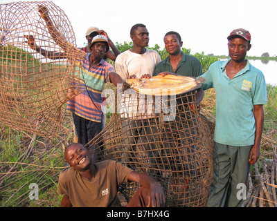 Kongolesischen Fischer mit konischen Reusen und getrocknetem Fisch am unteren Kongo River in der Nähe von Stadt von Bolobo Democratic Republic of Congo Stockfoto
