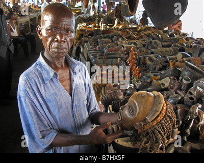 Afrikaner verkaufen kongolesischen traditionelle Masken in alten Antiquitätenmarkt in Kinshasa in der Demokratischen Republik Kongo Stockfoto