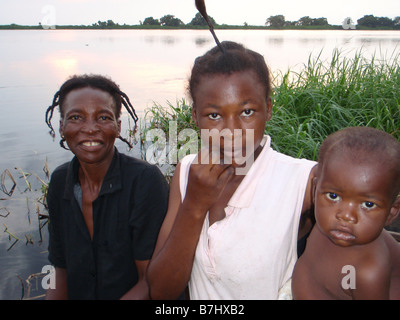 Zwei Frauen und ein Kind posiert am Ufer der Fluss Kongo Equateur Provinz demokratische Republik Kongo Stockfoto