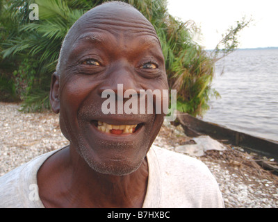 Chef oder Häuptling des Dorfes von Malele in Mangrove Sümpfe an Grenze der Demokratischen Republik Kongo und Angola Stockfoto