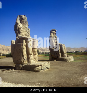 Kolosse von Memnon - eines der zwei Statuen des Pharao Amenhotep stehen in der thebanischen Necroplis auf West Bank Nil Stockfoto