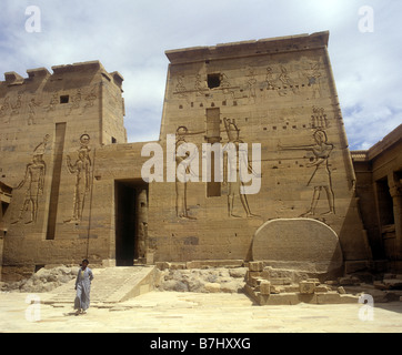 Alte ägyptische Steinmetzarbeiten an den Wänden der Tempel des Horus in Edfu am Westufer des Nils Stockfoto