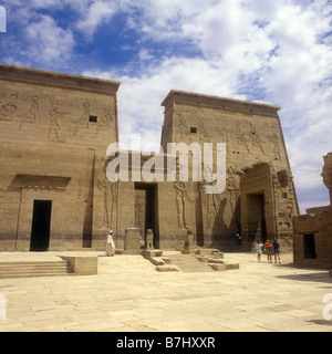 Alte ägyptische Steinmetzarbeiten an den Wänden der Tempel des Horus in Edfu am Westufer des Nils Stockfoto