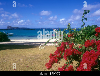 Bunter Blick vom Cape Malheureux zeigt die kleine Insel Coin de Mire vor der nördlichen Küste von Mauritius Stockfoto