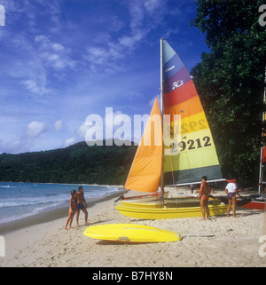 Segelboote auf ein Beau Vallon Strand, einem beliebten Wassersport Strand auf der Insel Mahé, die größte Insel der Seychelle Stockfoto