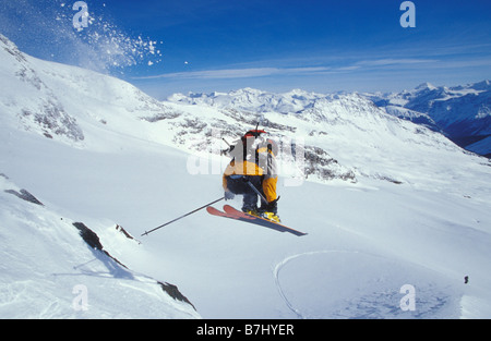 Junge Frau fängt große Luft beim Skifahren bei Mica Heliskiing, Britisch-Kolumbien, Kanada. Stockfoto
