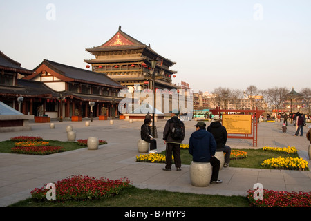 Der Drum Tower einen reich verzierten historischen Turm thront über einem großen öffentlichen Platz im Zentrum von Xian Shaanxi Provinz China Stockfoto