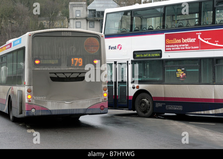 Busse warten auf Reinigung nach Tagen Pflicht auf den winterlichen Straßen in Bath England Stockfoto