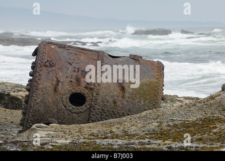 Rostige Dampfer-Kessel, das an diesem Ort seit dem Schiff zerstört im Jahre 1898, Pacific Rim National Park, b.c. Stockfoto