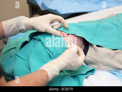 kleiner Junge in der Notaufnahme auf Stiche mit Narkose vorbereitet Stockfoto