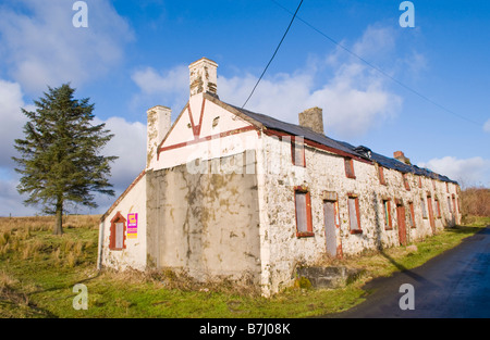 Mit Brettern vernagelt verfallenen Zeile 4 terrassierten Steinhütten zum Verkauf Versteigerung am Straßenrand bei Rhymney South Wales UK Stockfoto