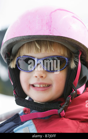 4 Jahre altes Mädchen tragen einen Skihelm, North Vancouver, b.c. Stockfoto