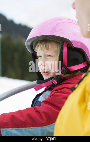 4 Jahre altes Mädchen tragen einen Skihelm, North Vancouver, b.c. Stockfoto