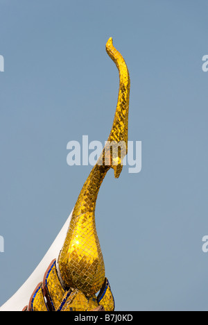 Golden Phoenix gespiegelten geformten Giebel - Wat Phra Kaew und dem Grand Palace in Bangkok Zentralthailand Stockfoto