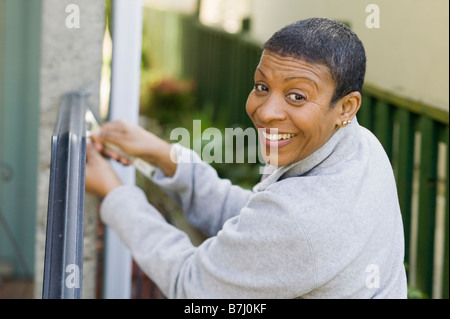 Afroamerikanische Frau tun, Heimwerken, b.c. Stockfoto