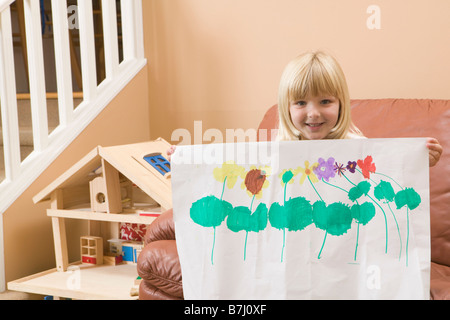 5 Jahre altes Mädchen zeigen ihre Kunstwerke, b.c. Stockfoto