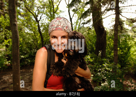 Frau-Wanderer mit Hund im Wald, Regina, Saskatchewan Stockfoto